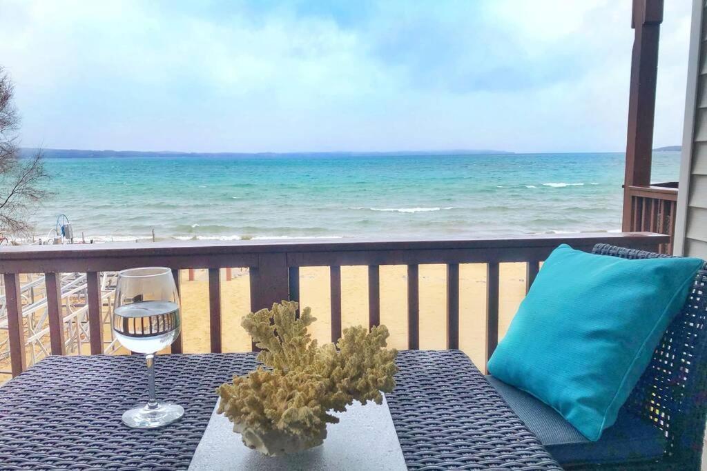 New Listing Beach Bliss 211! Stunning Bay View Траверс-Сіті Екстер'єр фото