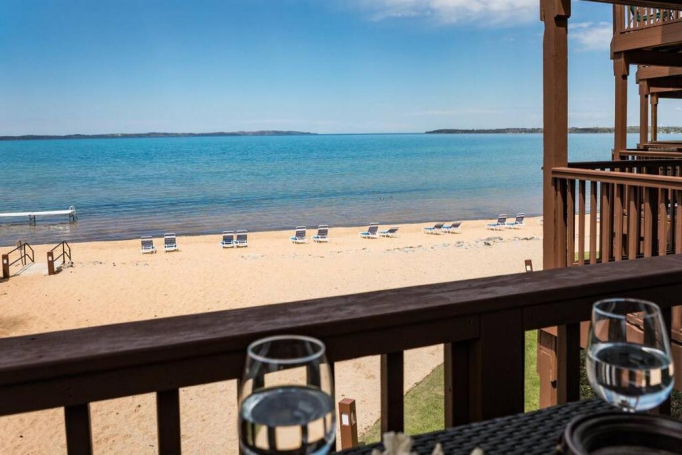 New Listing Beach Bliss 211! Stunning Bay View Траверс-Сіті Екстер'єр фото
